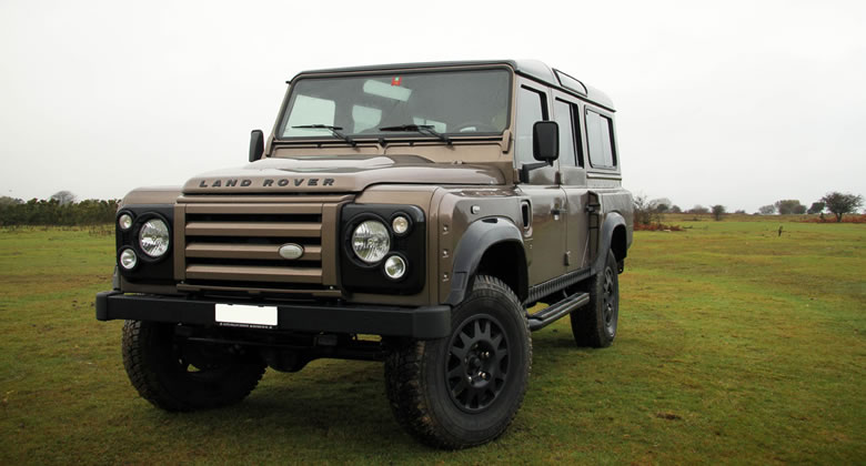 Land Rover Defender modificado para 430 cavalos de potência