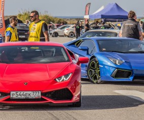 Drag Race: Lamborghini Aventador VS Lamborghini Huracán